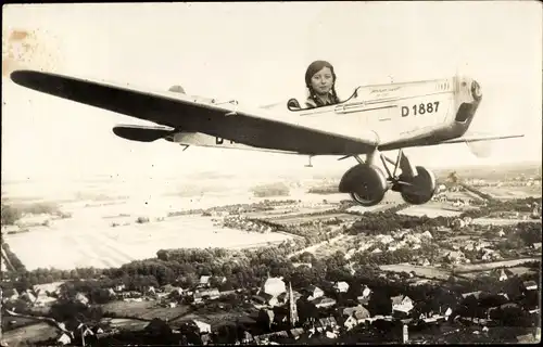 Foto Ak Mädchen in einem Flugzeug, Fotomontage, D-1887