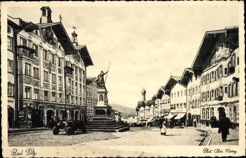 Ak Bad Tölz im Isartal Oberbayern, Straßenpartie in der Stadt, Denkmal