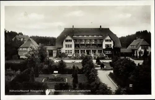 Ak Königsfeld im Schwarzwald Baar Kreis, Blick über eine Parkanlage zum Kindersanatorium