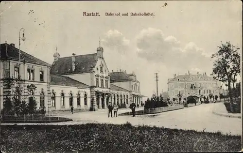 Ak Rastatt im Schwarzwald Baden Württemberg, Bahnhof und Bahnhofhotel