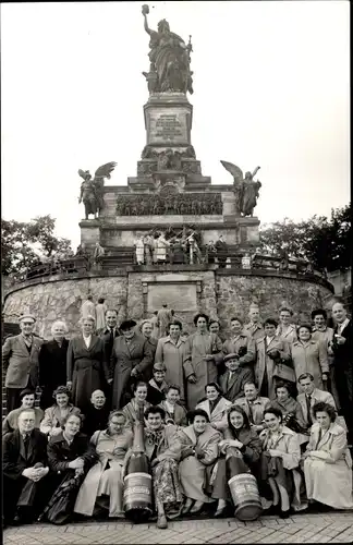 Foto Ak Rüdesheim am Rhein in Hessen, Reisegruppe am Niederwalddenkmal 1955, Riesenflaschen