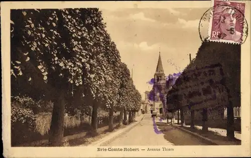 Ak Brie Comte Robert Seine et Marne, Avenue Thiers, Straßenpartie mit Blick zur Kirche