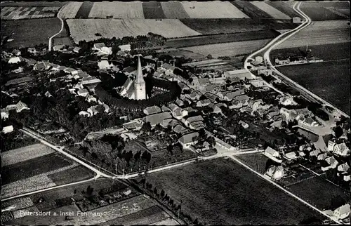 Ak Petersdorf auf Fehmarn, Panorama vom Ort, Johanniskirche, Windmühle