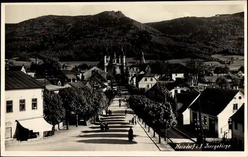 Foto Ak Hejnice Haindorf Reg. Reichenberg, Kirche, Straßenpartie mit Passanten