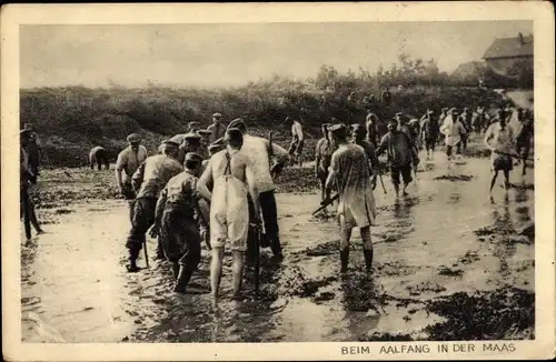 Ak Beim Aalfang in der Maas, Meuse, Soldaten im seichten Wasser des Flusses