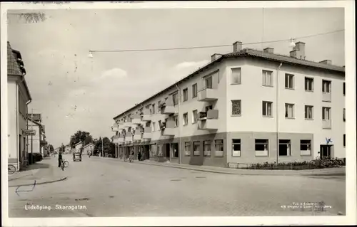 Ak Lidköping Schweden, Skaragatan, Wohnhaus und Straßenpartie, Geschäft