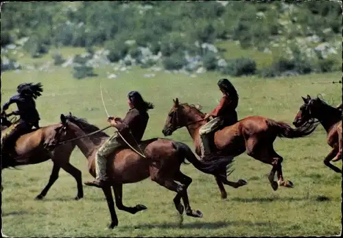 Ak Szene aus dem Film Winnetou I. Teil, Schauspieler, Pferde, Indianer, Pfeil und Bogen, Constantin
