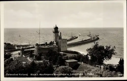 Ak Kołobrzeg Kolberg Pommern, Blick von Kauffmanns Strandhotel, Lotsenhaus, Hafen, Leuchtturm