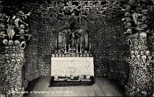 Ak Czermna Tscherbeney Kudowa Zdrój Bad Kudowa Schlesien, Schädelkapelle mit Altar