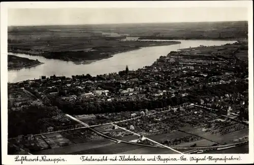 Ak Neuruppin in Brandenburg, Fliegeraufnahme mit Klosterkirche und Ruppiner See