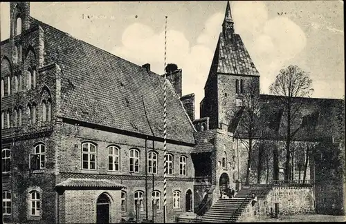 Ak Mölln in Schleswig Holstein, Rathaus und Kirche, Außenansicht