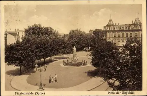 Ak Fürstenwalde an der Spree, Platz der Republik, Denkmal