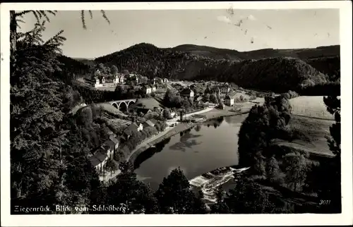 Ak Ziegenrück am Schiefergebirge Thüringen, Blick vom Schlossberg, Eisenbahnbrücke, Wehr