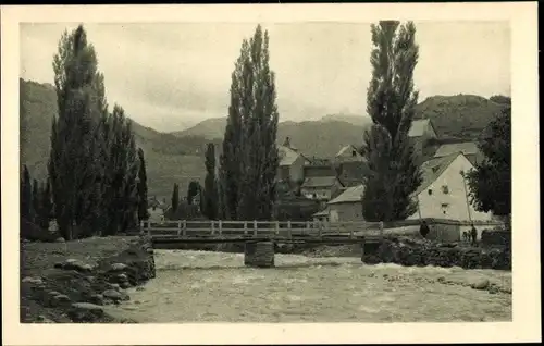 Ak Sallent de Gállego Aragonien, Puente de Aguas Limpias, Flusspartie, Brücke, Blick auf den Ort