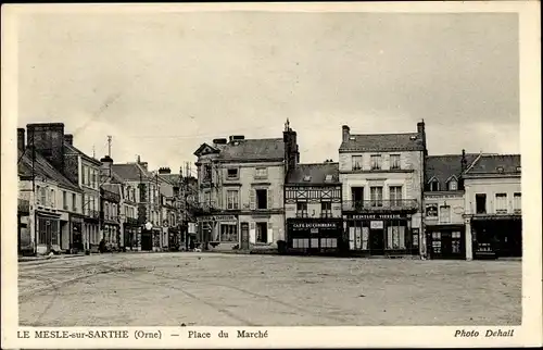 Ak Le Mesle sur Sarthe Orne, Place du Marché, Blick über den Marktplatz, Café du Commerce