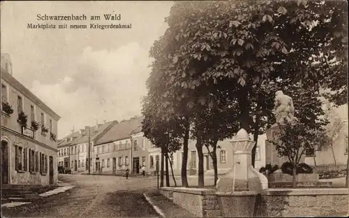 Ak Schwarzenbach am Wald in Oberfranken, Marktplatz mit neuem Kriegerdenkmal