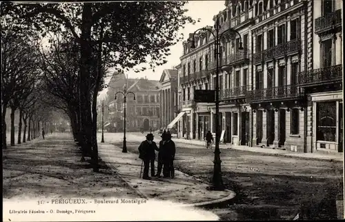 Ak Périgueux Dordogne, Boulevard Montaigne, Straßenpartie, Häuser, Passanten