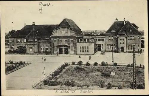 Ak Saarlouis im Saarland, Blick auf den Bahnhof, Vorderansicht