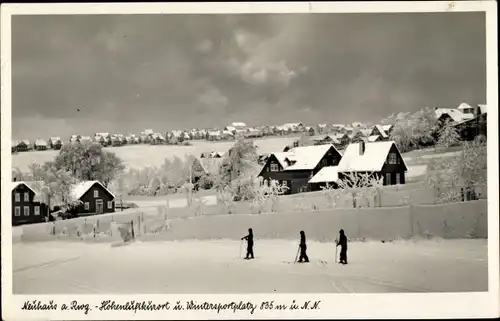 Ak Neuhaus am Rennweg in Thüringen, Wintersportplatz, Panorama vom Ort, Skifahrer 