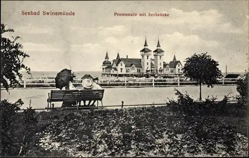 Ak Świnoujście Swinemünde Pommern, Promenade mit Seebrücke
