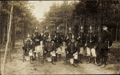 Foto Ak Deutsche Soldaten in Uniform mit Ausrüstung auf einem Waldweg, Pickelhauben, Gewehre