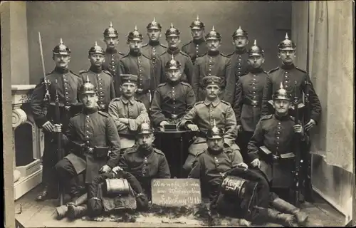 Foto Ak Deutsche Soldaten in Uniformen mit Ausrüstung, Feldzug 1914, I. WK