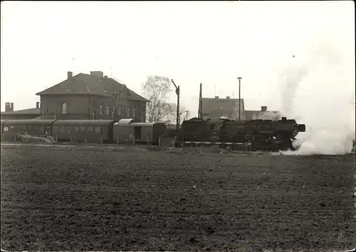 Foto Ak Berga Kelbra im Kreis Mansfeld Südharz, Dampflokomotive in einem Bahnhof, deutsche Eisenbahn