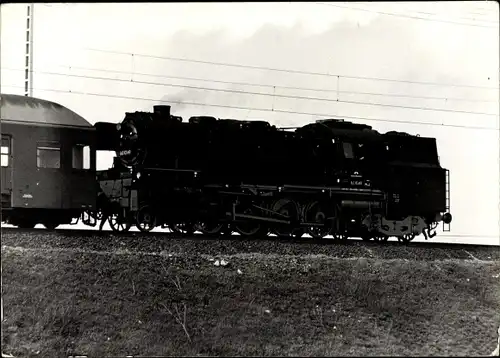 Foto Ak Dampflokomotive 65 1049 mit Waggon auf der Strecke bei Dresden