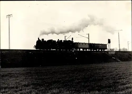 Foto Ak Deutsche Eisenbahn, Dampflokomotive mit Waggons auf der Strecke bei Dresden