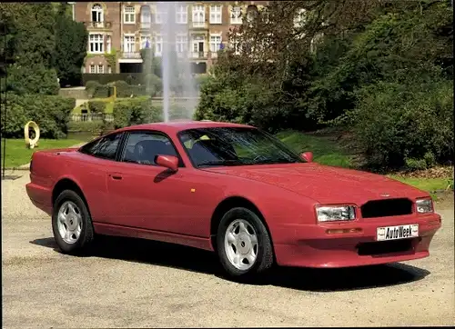 Ak Aston Martin Virage, Roter Sportwagen in einem Schlosspark, Auto Week