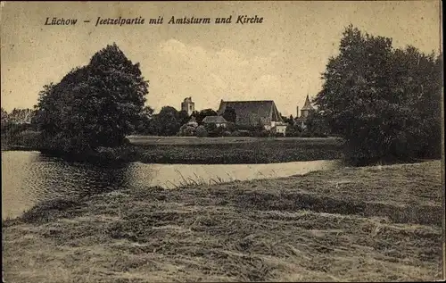 Ak Lüchow im Wendland, Jeetzelpartie mit Amtsturm und Kirche