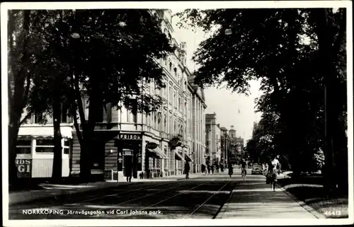 Ak Norrköping Schweden, Järnvägsgatan vid Carl Johans park