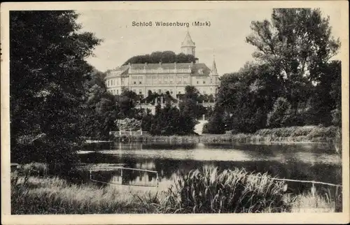 Ak Wiesenburg in der Mark, Blick auf das Schloss, Teichpartie