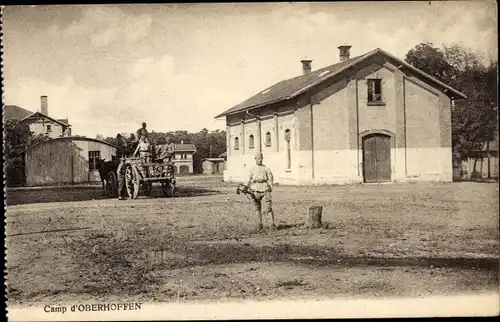 Ak Oberhoffen sur Moder Oberhofen Elsass Bas Rhin, Straßenpartie im Ort, Soldaten 