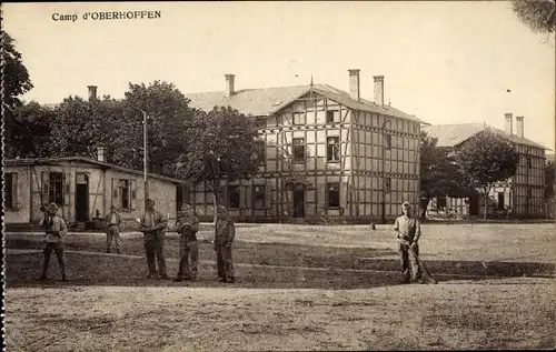 Ak Oberhoffen sur Moder Oberhofen Elsass Bas Rhin, Straßenpartie im Ort, Soldaten 