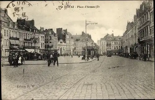Ak Douai Nord, Place d'Armes, Blick über einen Platz, Passanten, Häuser