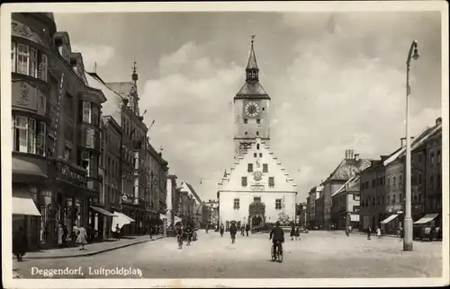 Ak Deggendorf im Bayerischen Wald Niederbayern, Luitpoldplatz mit Kirche