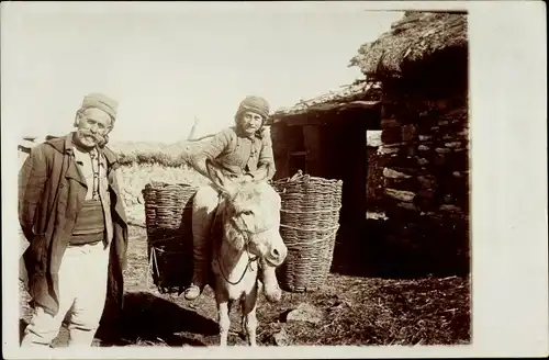 Foto Ak Mazedonien?, Vater und Sohn an einem Wohnhaus, Esel, I. WK