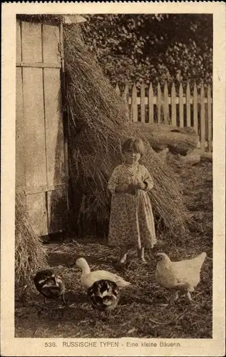 Ak Russische Typen, Eine kleine Bäuerin, Mädchen füttert Enten und Hühner