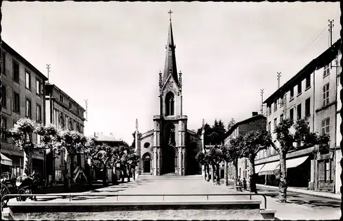 Ak Pontcharra sur Turdine Rhône, Place de l'Eglise, Blick über einen Platz zur Kirche