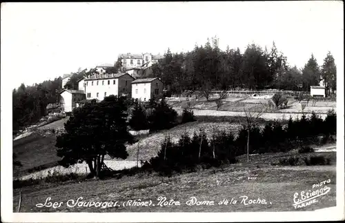 Ak Les Sauvages Rhône, Notre Dame de la Roche, Blick über Felder auf Häuser