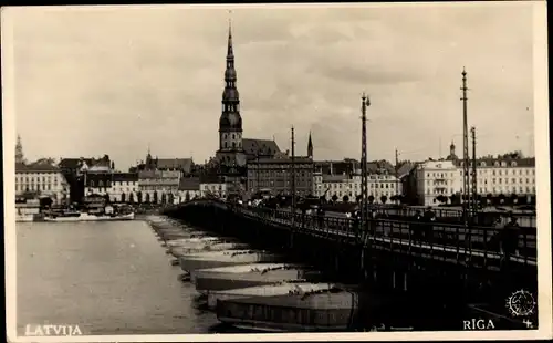 Ak Riga Lettland, Flusspartie mit Brücke, Blick zur Stadt, Kirche