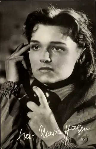 Ak Schauspielerin Eva Maria Hagen, Portrait, DEFA Film, Spur in die Nacht, Telefon