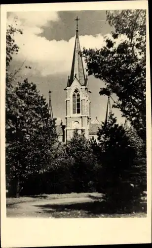 Foto Ak Deutschland?, Blick auf eine Kirche, Kirchturm