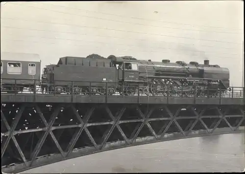 Foto Ak Dresden Neustadt, Dampflokomotive 03 001 auf der Marienbrücke, Lokführer, Waggon