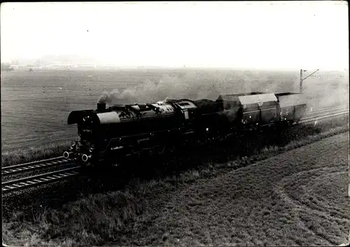 Foto Ak Dampflokomotive 44 1093 2 auf der Strecke bei Dresden, Kohlenwagen