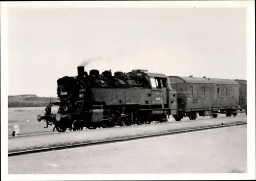 Foto Ak Deutsche Eisenbahn, Dampflokomotive mit Eisenbahnwaggons auf der Strecke