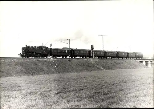 Foto Ak Deutsche Eisenbahn, Dampflokomotive mit Waggons auf der Strecke bei Dresden, 1989