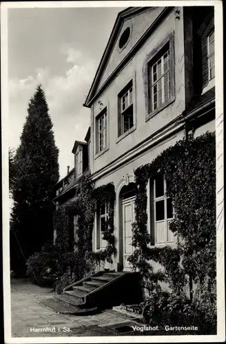 Ak Herrnhut in der Oberlausitz, Blick auf den Vogtshof, Gartenseite