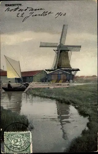 Ak Zaandam Zaanstad Nordholland, Blick auf eine Windmühle am Fluss